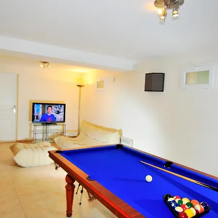 Cagnes-sur-mer Sleeps 8 Pool Air Con Wifi Cagnes-sur-Mer