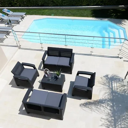 Cagnes-sur-mer Sleeps 8 Pool Air Con Wifi
